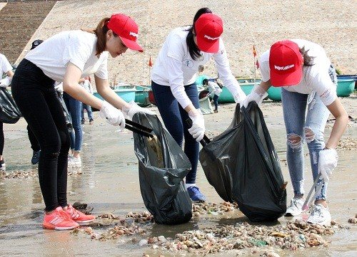 Các thí sinh Hoa hậu Đại dương 2017 ra quân làm vệ sinh, thu gom rác thải tại khu vực làng chài Mũi Né